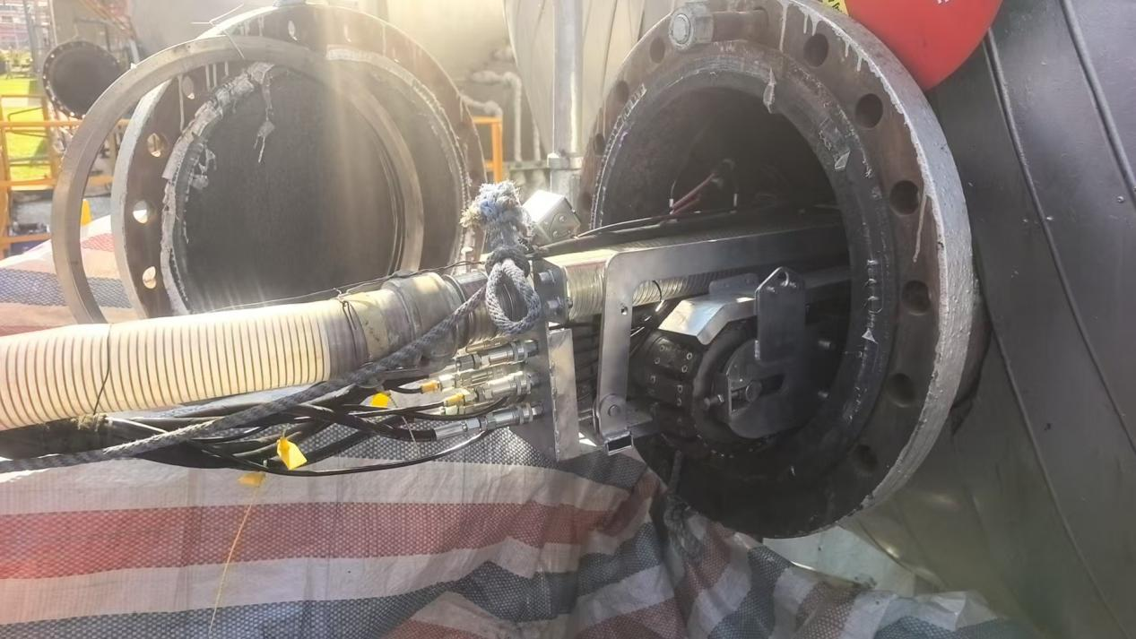 Unmanned Tank Entry, Intelligent Safety Protection | Alpha Dredging Robot Extends Oil Storage Tank Dredging Project